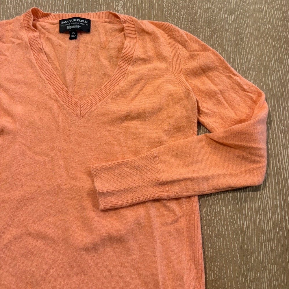 Banana Republic Women's XS Coral‎ Merino Wool Cashmere V-Neck Sweater